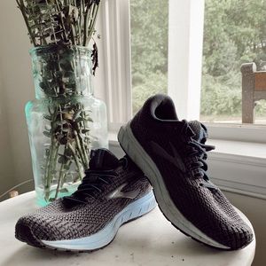 BROOKS Sneakers